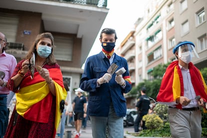 Varios ciudadanos protestan en la calle Núñez de Balboa de Madrid.