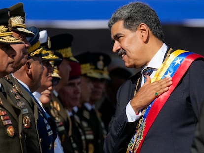 Nicolás Maduro charla con militares tras proclamarse presidente sin mostrar las actas electorales, este viernes en Caracas.