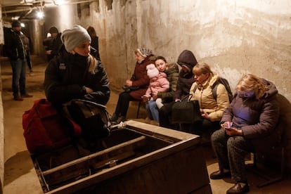 La gente permanece en un refugio antiaéreo después de que suene la primera sirena de ataque aéreo en Uzhhorod, durante la tercera semana de la invasión rusa de Ucrania.