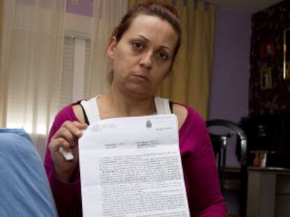 La madre de la joven agredida sexualmente muestra la denuncia.