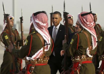 Barack Obama acompañado del ministro de AAEE de Jordania, Nasser Judeh, a su llegada al aeropuerto de Amman.