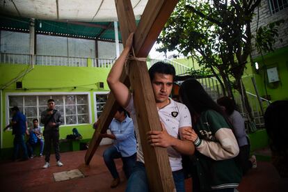 David González arrastra la cruz en la Casa de Ensayos en Iztapalapa.