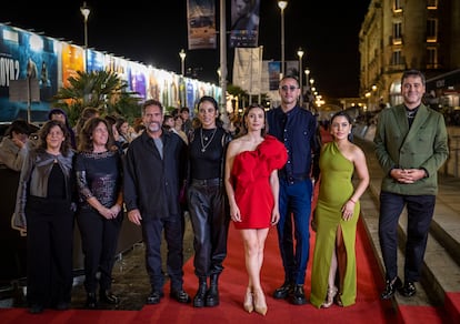 El equipo de 'Zafari' posa este sábado en la alfombra roja del 72 Festival de Cine de San Sebastián, donde presentan su película en la sección Horizontes Latinos del certamen. 
