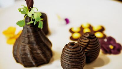 Unas delicias tridimensionales de chocolate con forma de panales de abeja cocinadas por Foodini.