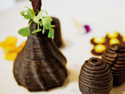 Unas delicias tridimensionales de chocolate con forma de panales de abeja cocinadas por Foodini.