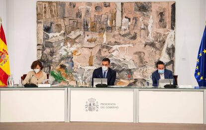 El president Pedro Sánchez, amb la vicepresidenta primera, Carmen Calvo, i el vicepresident segon, Pablo Iglesias, diumenge, durant una reunió del Consell de Ministres, davant l'obra de Barceló.