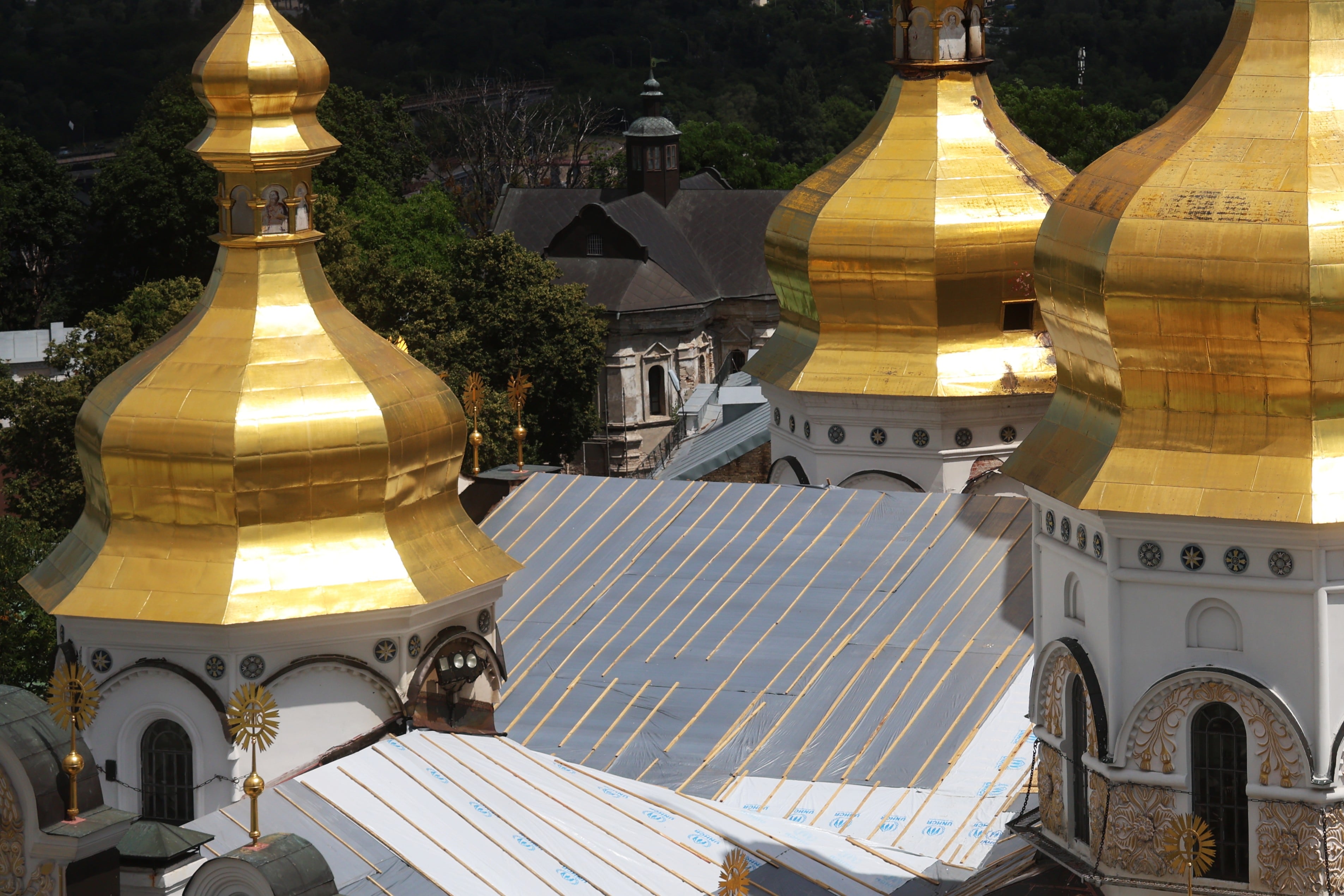 Cubierta provisional sobre la catedral de la Dormición tras el ataque ruso del 15 de junio.