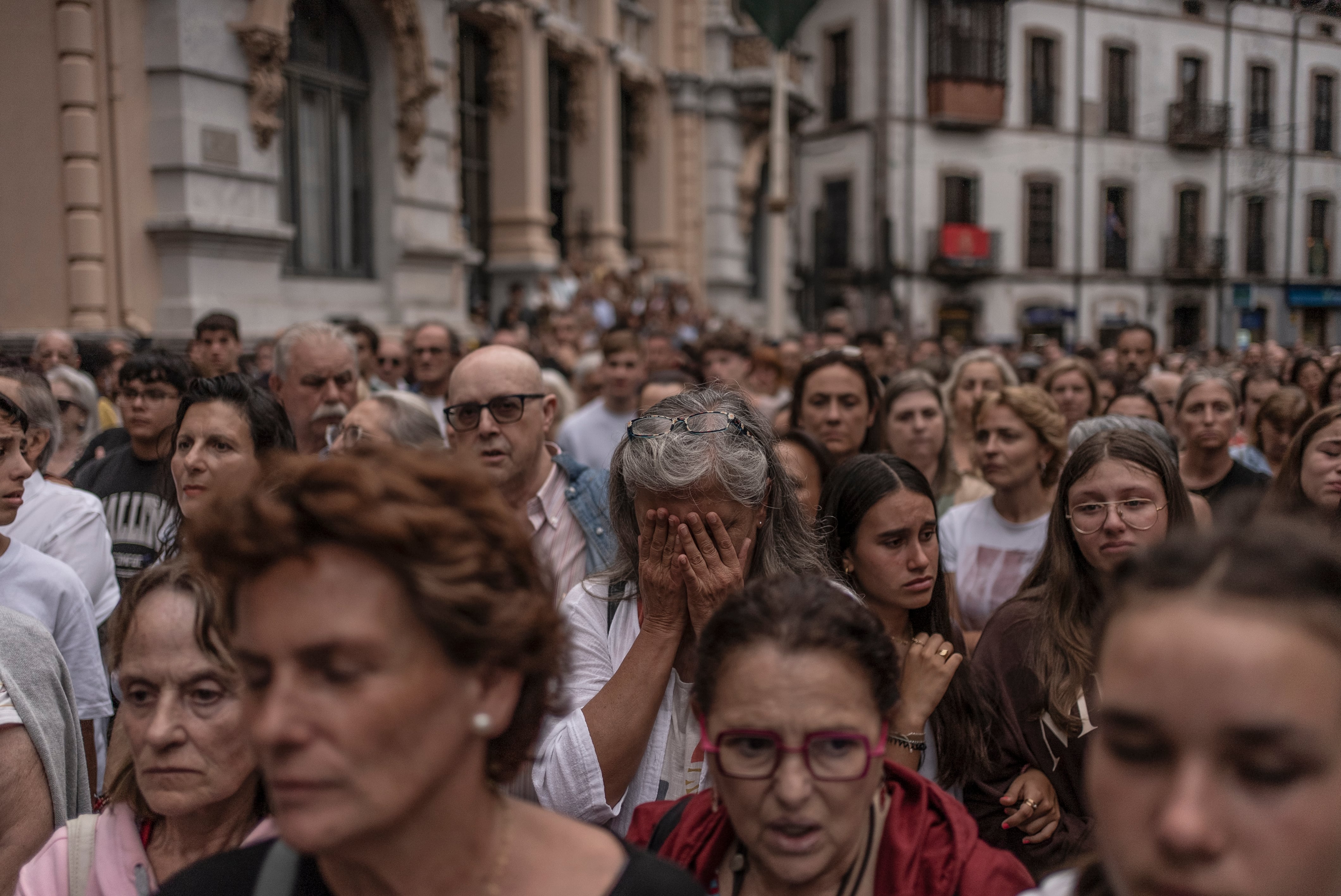 Un grupo de personas durante una concentración en repulsa al asesinato machista cometido el 4 de Agosto en Llanes, Asturias.