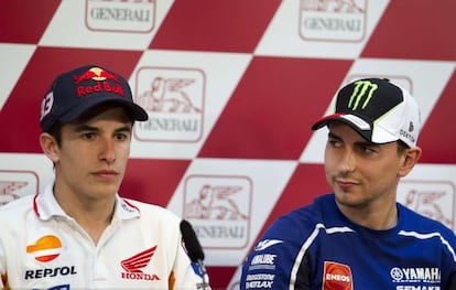 Jorge Lorenzo mira a Marc Márquez, en el circuito de Cheste.