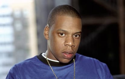 O músico, empresário e marido de Beyoncé, Jay-Z (Nova York, EUA, 1969), começou a traficar crack aos 14 anos, mas afirma que seu único vício era “a adrenalina, o imprevisível e o perigoso desse estilo de vida”. Hoje faz parte do casal mais poderoso da indústria do entretenimento com Beyoncé e segundo ele seu grande sucesso se deve a seu passado como traficante. “Nessa época aprendi a gerir orçamentos”, afirma o agora presidente da empresa fonográfica Roc Nation, “e tudo graças ao tráfico de drogas, porque é preciso controlar muito bem os números para se ter sucesso nesse negócio”. Na imagem, Jay-Z em 1996.