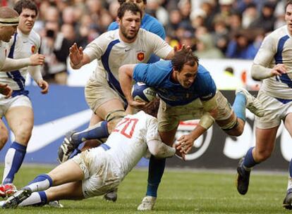 El francés Julien Tomas placa al italiano Sergio Parisse.