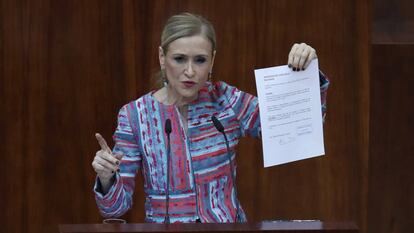 Cristina Cifuentes durante el pleno de la Asamblea de Madrid donde explicó las supuestas irregularidades de su máster en la URJC.