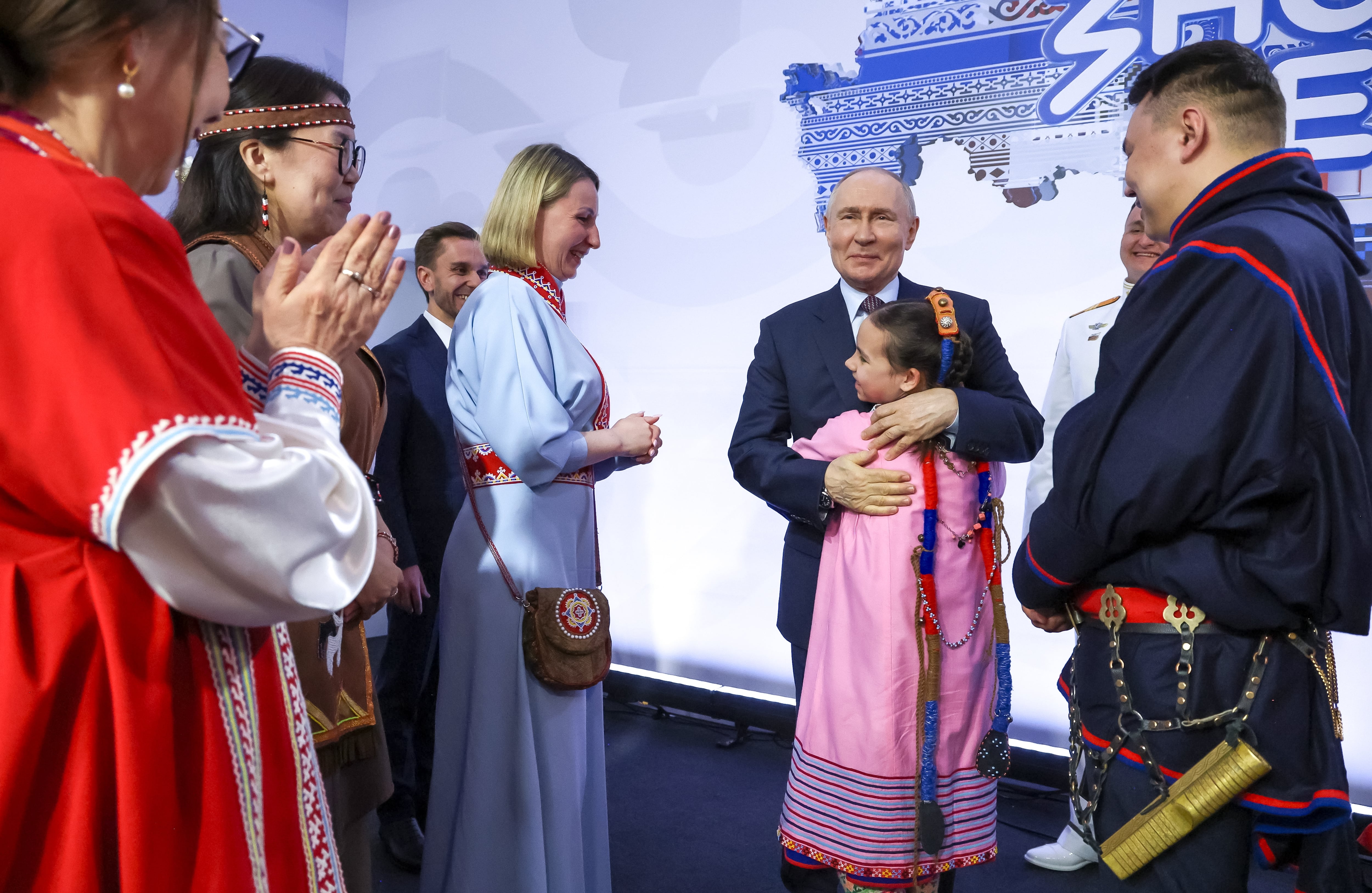 La crisis económica erosiona la masiva popularidad de Putin