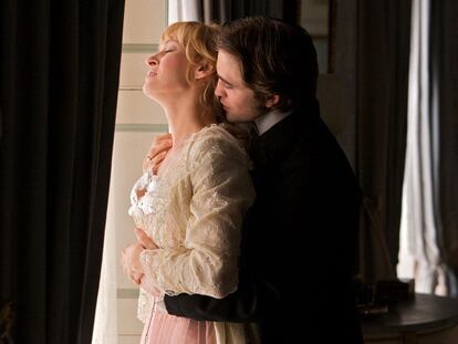 Uma Thurman y Robert Pattinson, en un fotograma de la película <i>Bel Ami</i> (2011), basada en la obra de Guy de Maupassant y dirigida por Declan Donnellan y Nick Ormerod, y cuyo estreno está previsto en otoño.