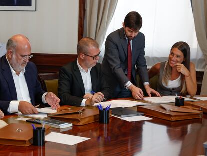 Los diputados de Junts per Catalunya Eduard Pujol (izquierda), Josep Maria Cruset Domènech y Miriam Nogueras entregaban el jueves sus credenciales para recoger sus actas en el Congreso de los Diputados.