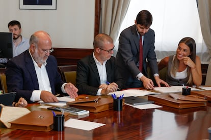 Los diputados de Junts per Catalunya Eduard Pujol (izquierda), Josep Maria Cruset Domènech y Miriam Nogueras entregaban el jueves sus credenciales para recoger sus actas en el Congreso de los Diputados.
