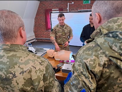 Militares ucranios asisten a una formación de primeros auxilios a heridos de guerra impartida por un instructor del ejército británico.