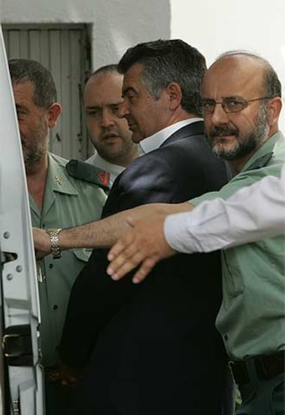 Juan Antonio Roca, en el centro, tras declarar en los juzgados.