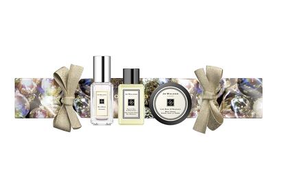 Cracker de Navidad, de Jo Malone London 
Este exclusivo set iridiscente de Jo Malone London en forma de cracker navideño dejará a su destinataria con la boca abierta. Sus integrantes, la embriagadora fragancia Cologne english Oak & Hazelnut, el estimulante gel para cuerpo y manos Blackberry & Bay y la hipnotizante crema corporal Wild bluebell, envolverán de glamour british tu rutina de belleza. Precio: 36 euros.