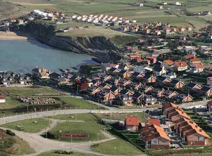 Varias urbanizaciones con sentencia firme de derribo en Liencres (Cantabria), en la playa de Cerrias.