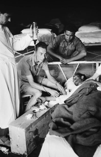 Un hombre atendido tras un bombardeo, en agosto de 1938, en el hospital de campaña del frente del Ebro.