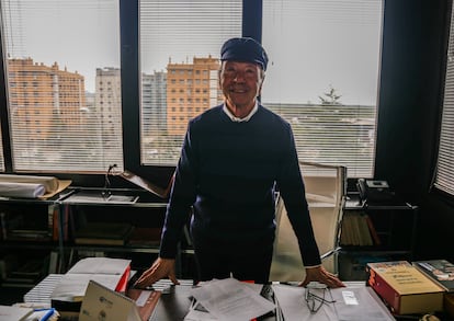 El editor Ramón Akal, fotografiado el 23 de marzo ante su mesa de trabajo en la sede de Akal en Madrid.