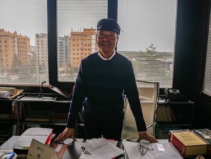 El editor Ramón Akal, fotografiado el 23 de marzo ante su mesa de trabajo en la sede de Akal en Madrid.