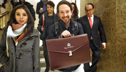 Pablo Iglesias, secretario general de Podemos, muestra su nuevo maletín como miembro en el Congreso de los Diputados.