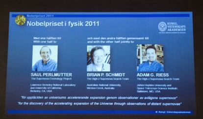 La Real Academia de las Ciencias sueca muestra una imagen de los científicos Saul Perlmutter, Brian Schmidt y Adam Riess al anunciar hoy en Estocolmo el Premio Nobel de Física 2011