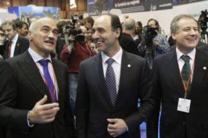 El presidente cántabro, Ignacio Diego (c), el consejero de Innovación, Industria, Turismo y Comercio, Eduardo Arasti y director general de Turismo, Santiago Recio, durante la celebración del Día de Cantabria en la Feria internacional de Turismo (Fitur) que se celebra en Madrid.