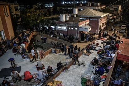 Palestinos desplazados por los ataques de Israel se refugian en las inmediaciones del Hospital Nasser en Gaza, el domingo 29 de octubre.