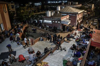 Palestinos desplazados por los ataques de Israel se refugian en las inmediaciones del Hospital Nasser en Gaza, el domingo 29 de octubre. 