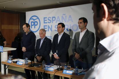 GRA118. ALMERÍA, 12/12/2015.- El presidente del PP andaluz, Juanma Moreno (2d), el alcalde de Almería, Ramón Fernández-Pacheco (d), el presidente del PP en ALmería, Gabriel Amat (2i), y el cabeza de lista del PP al Congreso por Almería, Rafael Hernando (i), guardan un minuto de silencio por los dos policías muertos en Kabul, antes de comenzar un encuentro con representantes de ONGs. EFE/Carlos Barba