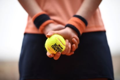 Un recogepelotas sostiene una pelota de tenis durante uno de los partidos de la primera jornada del torneo, el 26 de mayo de 2019.
