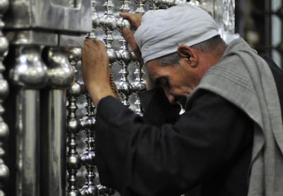 Un hombre reza en una mezquita en El Cairo.