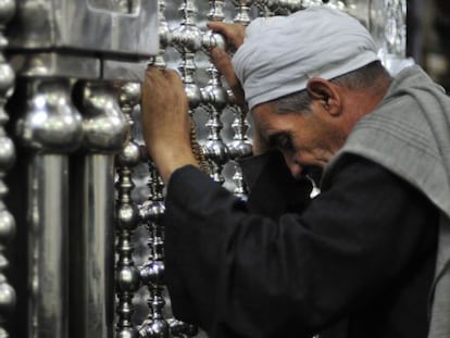 Un hombre reza en una mezquita en El Cairo.