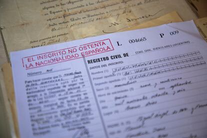Juan Manuel de Hoz’s application for Spanish citizenship, stamped with a red rejection note.
