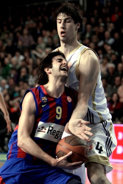 Ricky Rubio se enfrenta a la defensa de Ante Tomic.