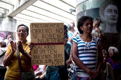 Una mujer muestra un cartel de protesta durante una manifestación en Caracas (Venezuela). Representantes de varios gremios venezolanos protestaron para exigir al Gobierno de Nicolás Maduro mejoras salariales que les permitan hacer frente a la crisis económica. 



