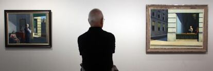 Exposición de Edward Hopper en el museo Thyssen Bornemisza de Madrid Tomás Llorens comisario de la exposición contempla las obras 'Hotel by the railroad', a la izquierda, y 'New York Office', a su derecha.