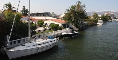 Viviendas con amarres en los canales de Empuriabrava.