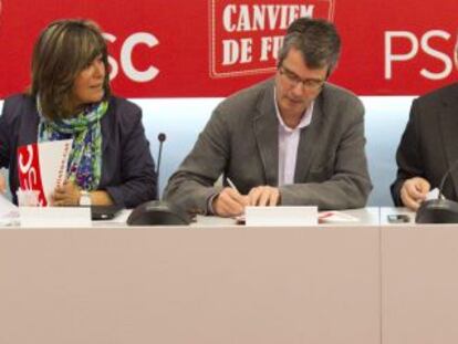 Pere Navarro (segundo por la derecha) preside la comisi&oacute;n ejecutiva del PSC el pasado junio.