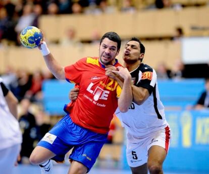 El central español Chema Rodríguez intenta avanzar presionado por el egipcio Mustafa Hussein durante el partido