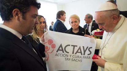 El Papa observa un cartel de la asociación nacida en Almería Actays.