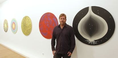 Federico Guzmán posa junto a sus tondos en Sevilla.