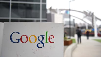 El logotipo de Google, en el campus de la empresa en Mountain View, California.