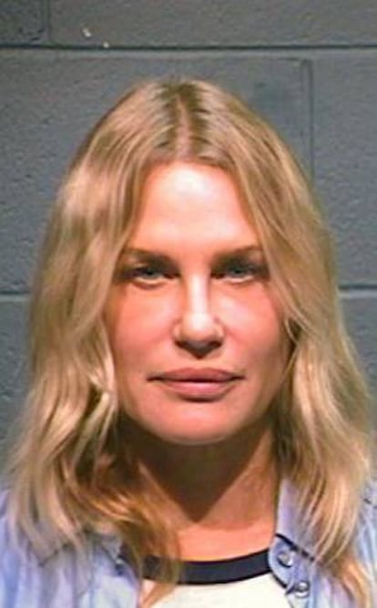 En octubre de 2012, la actriz y activista Daryl Hannah fue detenida en Texas por invadir la propiedad privada y resistirse a ser detenida. La intérprete buscaba parar la construcción de un oleoducto y para ello se tumbó frente a una excavadora.