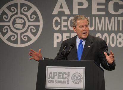 El presidente de Estados Unidos, George W. Bush, pronuncia un discurso frente a un grupo de empresarios durante una sesión de la XVI Cumbre de Líderes del Foro de Cooperación Económica Asia-Pacífico (APEC) 2008, en Lima, Perú