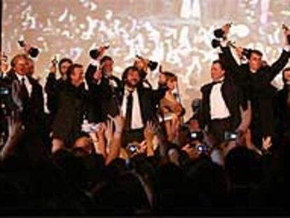Miembros del equipo de <i>El retorno del rey</i> (con Peter Jackson en el centro), muestran ayer a sus <i>fans</i> en Los Ángeles los 11 <i>oscars</i> obtenidos por la tercera parte de la trilogía <i>El señor de los anillos.</i>