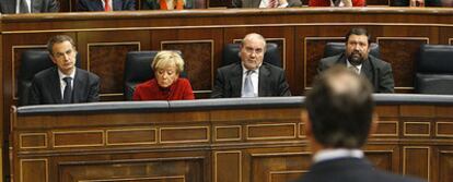 Mariano Rajoy, de espaldas, se dirige a Rodríguez Zapatero durante la sesión de control al Gobierno en el pleno del Congreso.